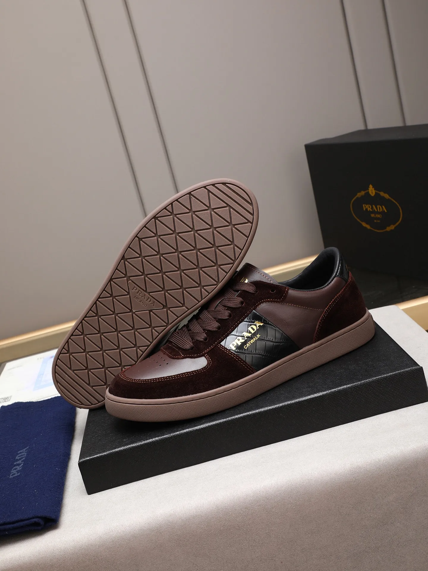 Men's shoes💰420💰 Brand: PRADA (Prada) Standard code: Men's code 38–44 (45 can be customized) Material: Original cowhide, breathable sheep lining Special outsole Style category: Men's fashionable casual sneakers Low-key luxury! Color: actual picture color